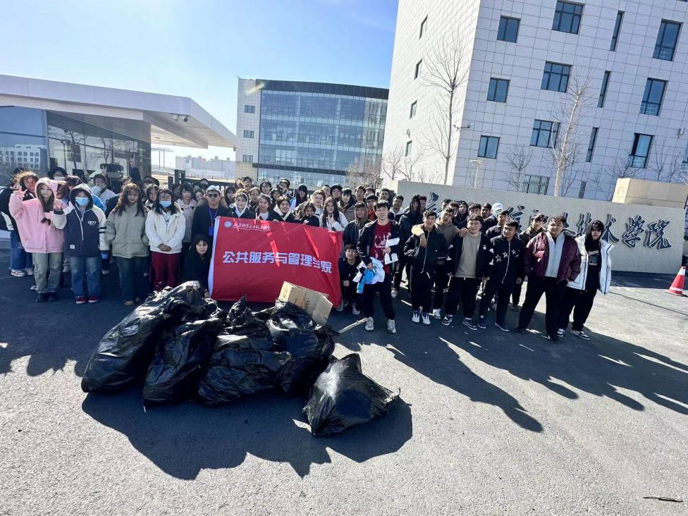 公共效劳与治理学院学院  ‘‘学雷锋，铸国魂’’  劳动简报